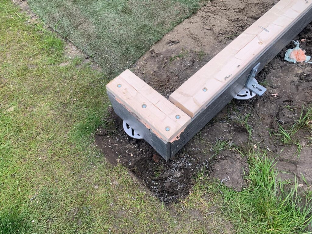 schroeffundamenten onder een kunststoffen fundering 4